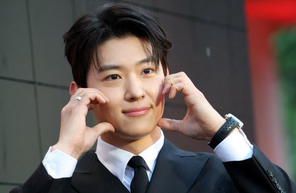 방송인 덱스가 지난 25일 서울 마포구 문화비축기지에서 열린 '태그호이어 갈라 디너 이벤트'에 참석해 포즈를 취하고 있다. 뉴스1