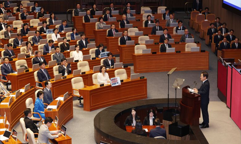 이재명 대통령이 26일 오전 서울 여의도 국회에서 열린 제426회국회(임시회) 제2차 본회의에서 2025년도 제2회 추가경정예산안에 대한 정부의 시정연설을 하고 있다. 국회사진기자단