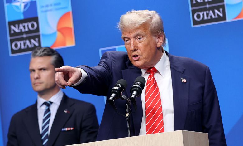 기자회견 하는 트럼프 도널드 트럼프 미국 대통령(오른쪽)이 25일(현지시간) 네덜란드 헤이그에서 열린 북대서양조약기구(NATO·나토) 정상회의 참석 후 피트 헤그세스 국방장관과 함께 기자회견을 하고 있다.   헤이그=신화연합뉴스