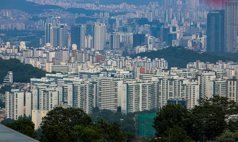 27일 서울 중구 남산에서 서울시내 아파트가 보이고 있다. 뉴시스