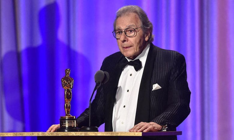 아르헨티나계 미국인 작곡가 겸 피아니스트 랄로 쉬프린이 지난 2018년 영화음악 작곡을 통해 할리우드 영화계에 기여한 공로로 아카데미 공로상을 받은 뒤 수감을 밝히고 있다. 쉬프린은 앞서 6차례 오스카 음악상 후보에 올랐으나 끝내 수상을 하지 못했다. AFP연합뉴스