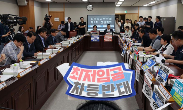 지난 26일 정부세종청사에서 내년도 최저임금을 결정할 최저임금위원회 7차 전원회의가 열리고 있다. 연합뉴스