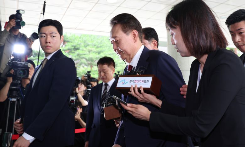 윤석열 전 대통령이 28일 피의자 신분으로 내란특검 조사를 받기 위해 서울 서초구 서울고검 청사로 출석하고 있다. 공동취재