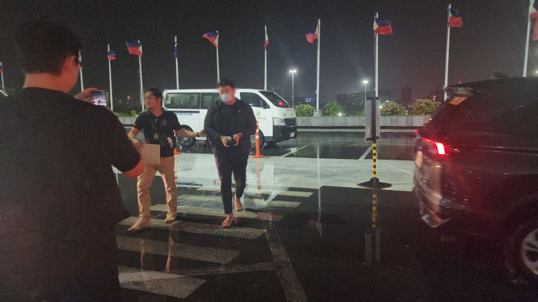 필리핀에서 붙잡힌 111억원 규모 투자 리딩방 사기 총책 A(26)씨가 28일 국내로 송환되고 있다. 경찰청 제공