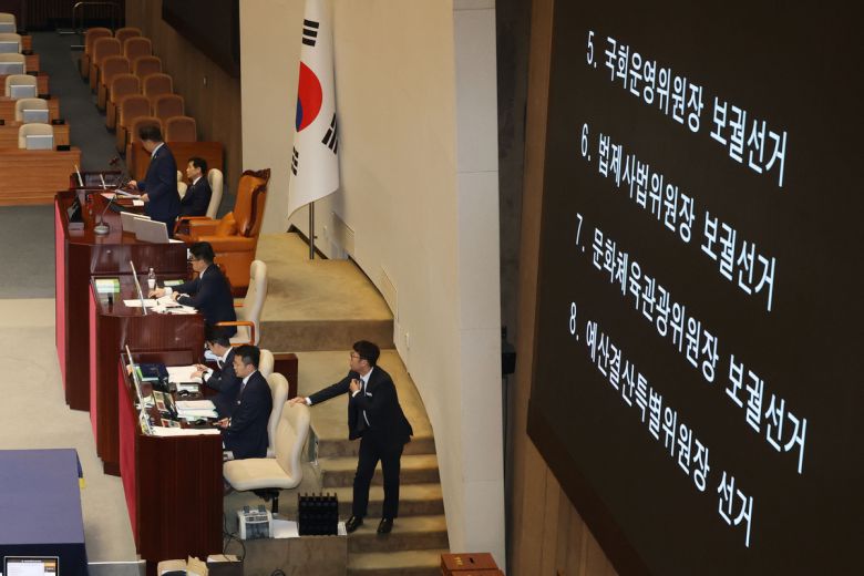 우원식 국회의장이 27일 오후 서울 여의도 국회에서 열린 본회의에서 국회운영위원장과 법제사법위원장,문화체육관광위원장,예산결산특별위원장 선출 투표 결과를 발표하며 의사봉을 두드리고 있다. 이날 국회운영위원장에는 김병기 더불어민주당 원내대표, 법사위원장에는 더불어민주당 이춘석 의원, 문체위원장에는 김교흥 더불어민주당 의원, 예결특위위원장에는 더불어민주당 한병도 의원이 선출됐다. 뉴스1