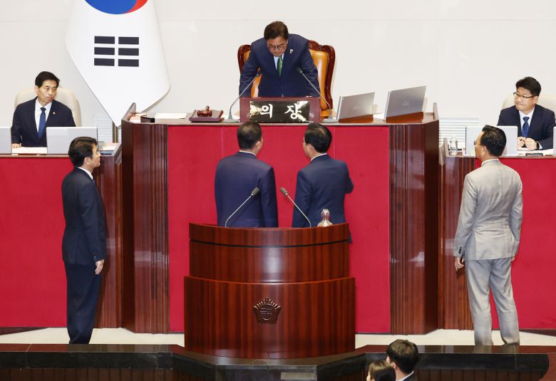 우원식 국회의장이 27일 서울 여의도 국회에서 상임위원장 선출 관련 본회의 개의를 놓고 김병기 더불어민주당 원내대표, 문진석 원내수석부대와 송언석 국민의힘 원내대표, 유상범 원내수석부대표와 갈등을 빚고 있다. 뉴스1