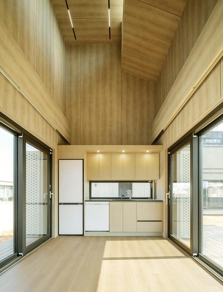 최근 LG 스마트코티지는 모듈러 주택을 포함한 모든 프리패브(사전 제작) 방식의 건축물 중 국내 최초로 제로에너지건축물 최고 등급인 ‘ZEB 플러스’를 획득했다. 사진은 전라북도 김제에 설치된 ‘LG 스마트코티지’.    LG전자 제공