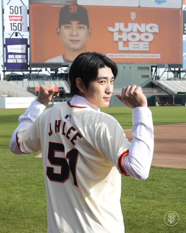 메이저리그(MLB) 샌프란시스코 자이언츠의 유니폼을 입은 이정후가 15일(현지시간) 미국 캘리포니아주 오라클파크에서 열린 입단식에서 기념촬영을 하고 있다. 샌프란시스코 자이언츠 SNS, 뉴스1