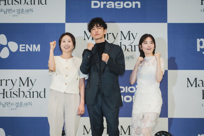 손자영 책임 프로듀서, 배우 사토 타케루와 코시바 후우카(왼쪽부터)가 26일 서울 구로구 라마다서울신도림 호텔에서 열린 ‘내 남편과 결혼해줘’ 일본판 제작발표회에서 포즈를 취하고 있다.  CJ ENM 제공