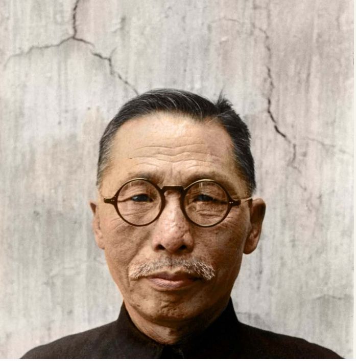 1945년 9월, 콧수염을 기른 김구 선생.