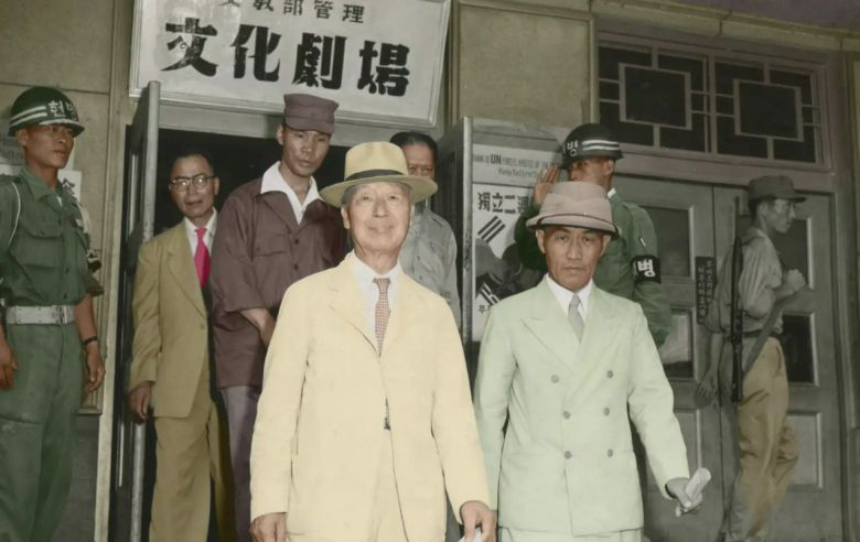 1950년 대한민국 독립 2주년 기념식에 참석한 후 국회의사당을 나서는 이승만 대통령.