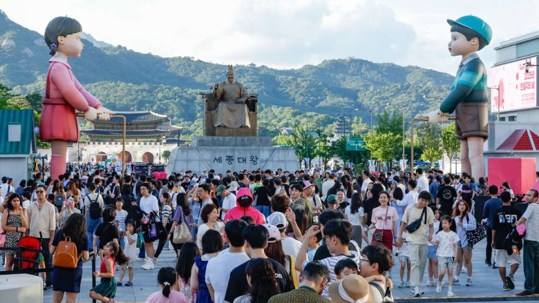 29일 서울 종로구 광화문광장에서 '2025 K콘텐츠 서울여행주간: 소울스팟을 찾아라' 행사의 일환으로 마련된 넷플릭스 오징어 게임 체험존을 시민과 외국인 관광객들이 찾고 있다.