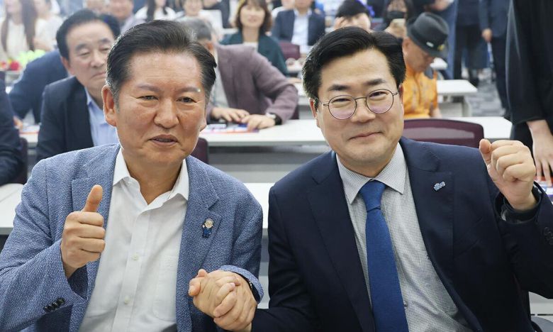 더불어민주당 최대 원외 조직이자 친명(친이재명)계 조직으로 꼽히는 더민주전국혁신회의가 29일 청주 오스코에서 대표단을 선출하는 전국대회를 개최한 가운데 민주당 당 대표 후보로 출마한 정청래 의원(왼쪽)과 박찬대 의원이 참석해 손을 맞잡고 있다. 청주=연합뉴스