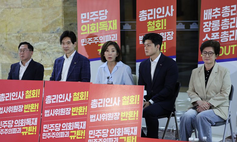 “민주 의회독재 멈춰야” 국힘 농성 국민의힘 김용태 비상대책위원장이 29일 서울 여의도 국회 로텐더홀에서 김민석 국무총리 후보자의 지명 철회 및 법제사법위원장 반환을 촉구하며 규탄 농성 중인 나경원 의원을 찾아 대화하고 있다. 왼쪽부터 유용원, 박성훈, 나 의원, 김 비대위원장, 강선영 의원. 허정호 선임기자