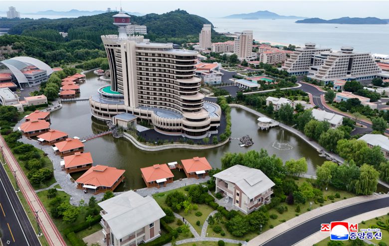 북한의 대형 해변 리조트 단지 강원도 원산 ‘갈마해안관광지구’ 전경.  조선중앙통신·연합뉴스