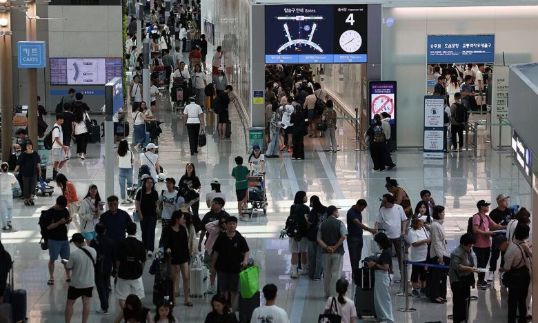 인천 영종도 인천국제공항 1터미널 출국장이 탑승객들로 붐비고 있다. 연합뉴스
