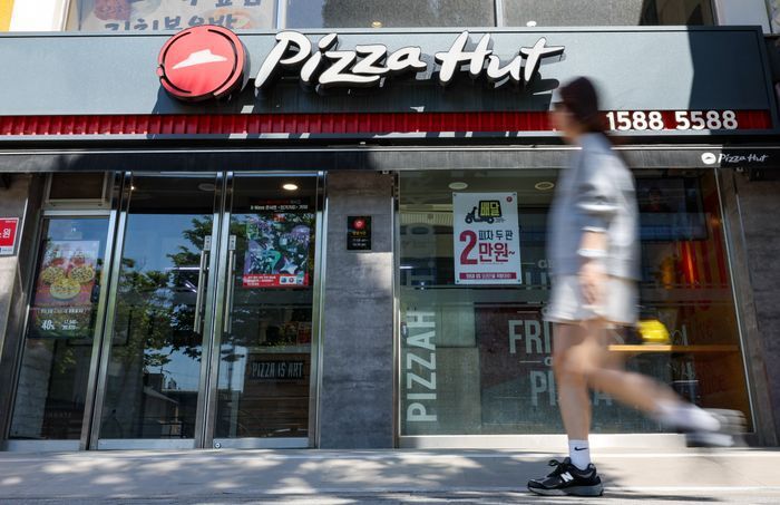서울 시내 한 피자헛 매장 앞을 시민이 걸어가고 있다.