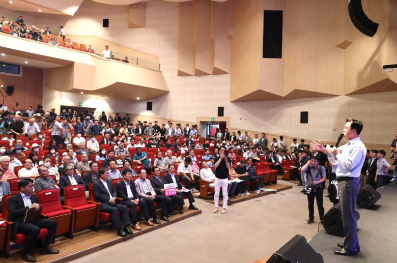 김태흠 충남지사가 지난해 8월 청양군민과의 대화에서 지천댐 건설을 반대하는 주민들의 의견을 경청하기 위해 3시간 동안 강단에 선 채로 주민들과 대화했다.