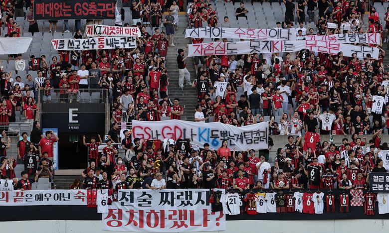 FC서울 서포터즈 수호신이 29일 서울월드컵경기장에서 열린 포항과 경기에 앞서 기성용 이적에 대한 불만을 담은 현수막을 펼쳐 보이고 있다. 한국프로축구연맹제공