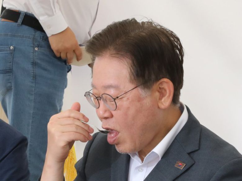 2023년 9월3일 당시 무기한 단식 중이던 더불어민주당 이재명 대표가 서울 여의도 국회 본관 앞 농성장에서 소금을 섭취하고 있다. 뉴시스