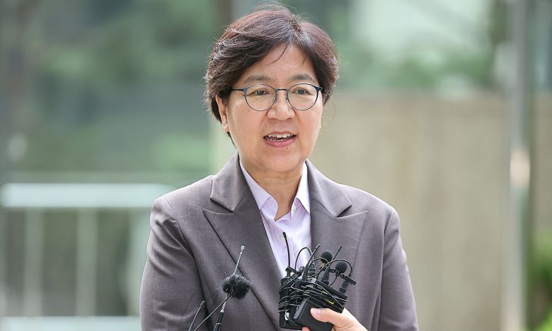 정은경 보건복지부 장관 후보자가 30일 서울 중구 소월로 T타워에 마련된 인사청문회 준비 사무실로 출근하며 취재진의 질문에 답변하고 있다. 뉴스1