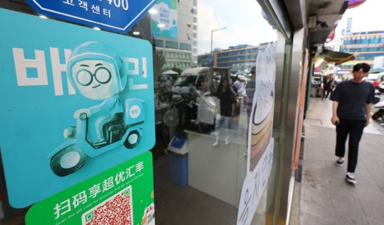 서울 시내 한 음식점에 배달 어플 배달의민족 제휴 안내 홍보물이 부착돼 있다. 뉴시스