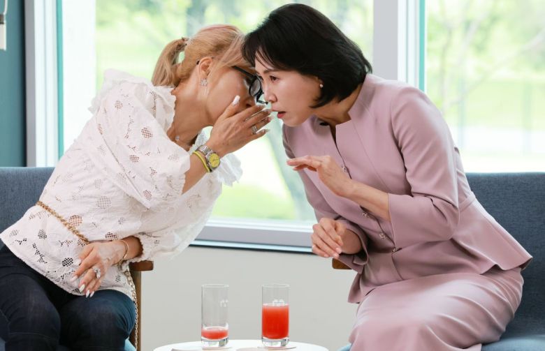 지난달 30일 서울 용산 대통령실 청사 앞 잔디밭 파인그라스에서 열린 대통령 부부와 국내 문화예술계 인사들의 만남 자리에서 성악가 조수미(왼쪽)와 이재명 대통령 부인 김혜경 여사가 대화를 나누고 있다. 대통령실 제공