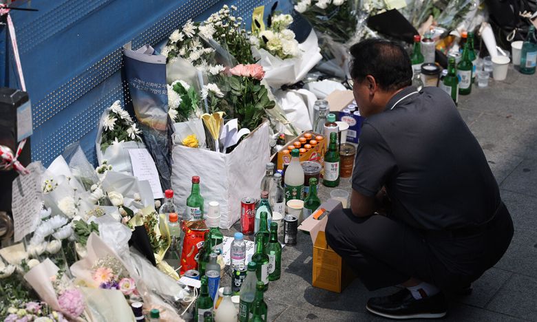 2024년 7월 4일 중구 시청역 교차로 인근에서 발생한 차량 인도 돌진사고 현장에서 한 시민이 희생자들을 추모하고 있다. 뉴시스