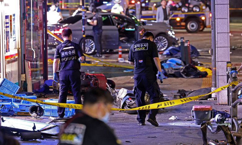 2024년 7월 2일 오전 서울 중구 서울시청 인근 교차로 대형 교통사고 현장에서 과학수사대가 현장조사를 하고 있다. 뉴시스