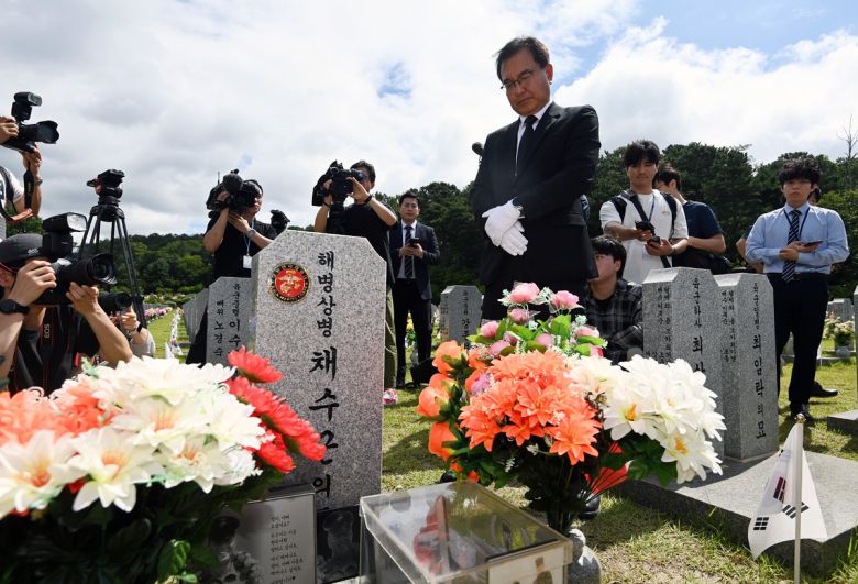 채해병 묘소 찾은 특검 “기필코 진실 규명” 채해병 특별검사팀을 이끄는 이명현 특검이 1일 대전 유성구 대전현충원에서 고 채수근 상병 묘소에 참배하고 있다. 대전=뉴스1