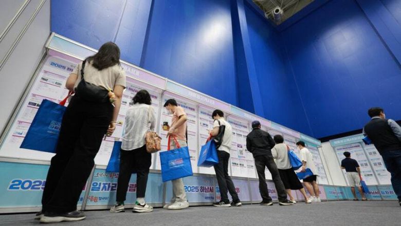 ‘2025 하남시 일자리박람회’에서 구직자들이 채용공고 게시대를 살피고 있다. 연합뉴스