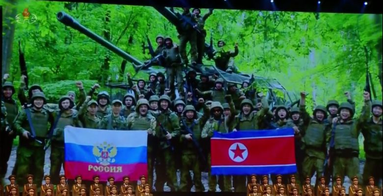 북한 조선중앙TV는 지난달 30일, 김정은 북한 국무위원장이 방북한 올가 류비모바 러시아 문화장관을 접견하고 예술공연을 관람했다고 보도했다. 예술인 공연 중 무대 배경화면에 러시아 파병 북한군의 모습이 공개됐다. 사진=조선중앙TV 캡쳐
