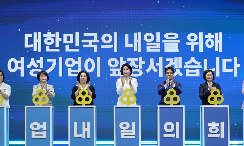 김혜경 여사, 여성 기업주간 개막식 참석 이재명 대통령의 배우자 김혜경 여사(가운데)가 1일 서울 중구 신라호텔 다이너스티홀에서 열린 ‘제4회 여성기업주간’ 개막식에 참석해 열쇠를 꽂는 퍼포먼스를 마친 뒤 손뼉을 치고 있다. 김 여사는 “‘여성기업, 내일을 여는 희망의 열쇠’라는 이번 행사의 슬로건처럼 여성기업인들이 대한민국의 위기 극복에 앞장서주시길 희망한다”며 여성기업주간 개막을 축하하고 끊임없는 도전을 통해 우리 경제의 새로운 가능성을 열어가고 있는 여성기업인들의 노고와 성과를 격려했다. 연합뉴스