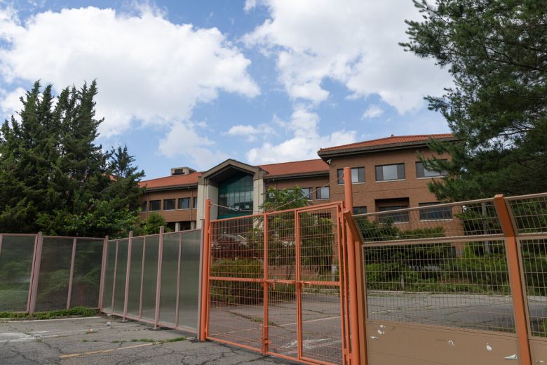 1일 오후 경기도 의정부시 반환미군기지 캠프 레드클라우드(CRC)에 울타리가 설치되어 있다. 이재명 대통령은 이날 국무회의에서 국방부에 경기북부지역 미군 반환 공여지 처리 방안 검토를 지시했다. 연합뉴스