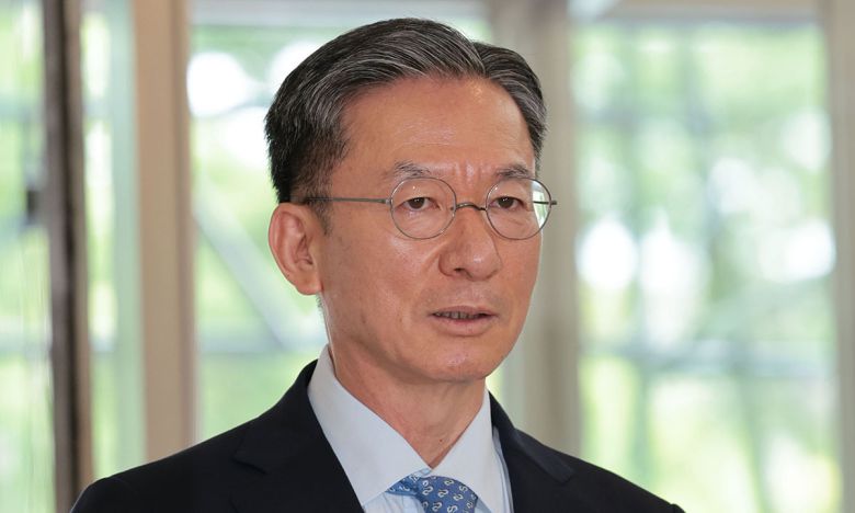 정성호 법무부 장관 후보자가 1일 서울 종로구 적선동에 마련된 인사청문회 준비 사무실로 출근하며 지명 소감을 밝히고 있다. 연합뉴스