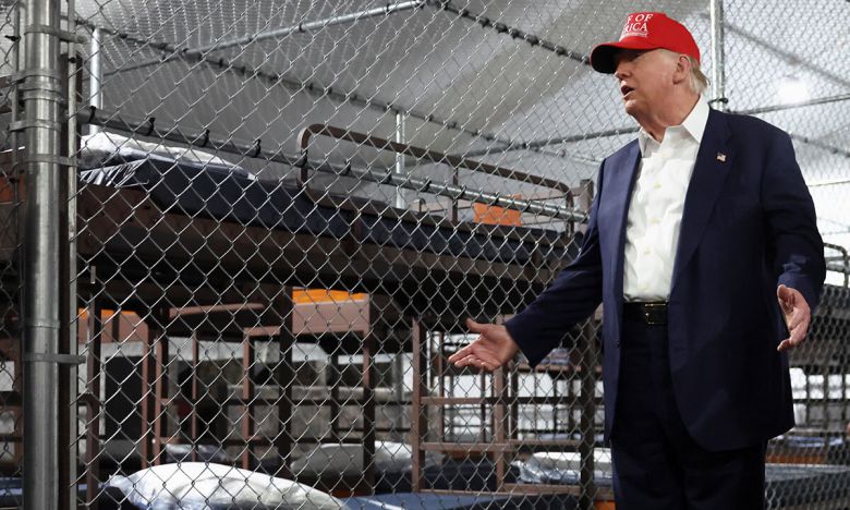 트럼프, 불법이민자 구금 시설 시찰 감세와 불법이민 차단 등 도널드 트럼프 미국 행정부의 주요 국정 의제가 담긴 ‘크고 아름다운 하나의 법안’이 상원을 통과한 1일(현지시간) 트럼프 대통령이 플로리다주에 있는 불법이민자 구금 시설 ‘악어 앨커트래즈’를 둘러보고 있다. 오초피=로이터연합뉴스