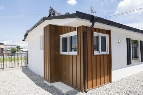 포스코스틸리온의 컬러강판이 적용된 주택자재가 벽체, 지붕, 울타리에 시공된 모습.