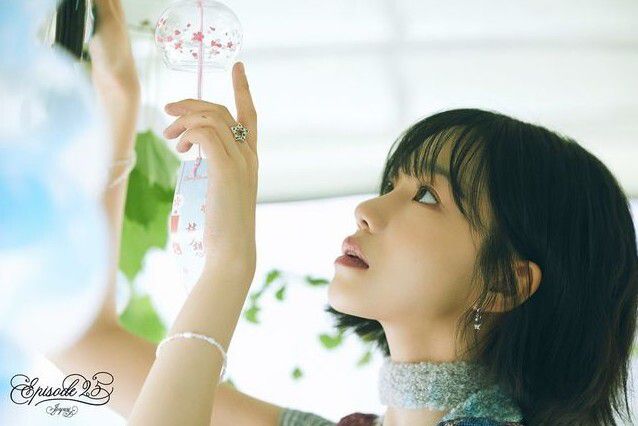 조유리가 가수 컴백을 알리며 콘셉트 포토를 공개했다. 웨이크원 제공