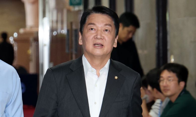 안철수 국민의힘 신임 혁신위원장이 송언석 비대위원장과 면담하기 위해 2일 국회 본청 원내대표실로 향하고 있다. 뉴스1