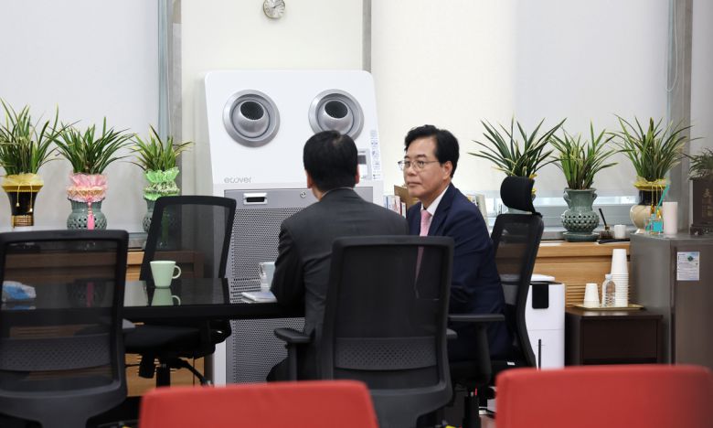 송언석 국민의힘 비대위원장이 2일 국회 본청 국민의힘 원내대표실에서 안철수 국민의힘 신임 혁신위원장과 만나 면담을 하고 있다. 뉴스1