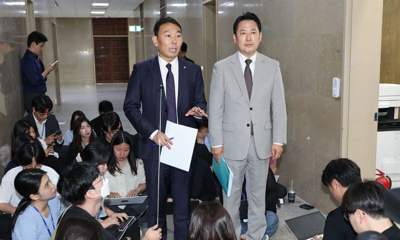 법안 내용 설명 국회 법제사법위원회 여야 간사인 더불어민주당 김용민(왼쪽)·국민의힘 장동혁 의원이 2일 서울 여의도 국회에서 상법 개정안 처리에 합의한 뒤 취재진에게 법안 내용을 설명하고 있다. 연합뉴스