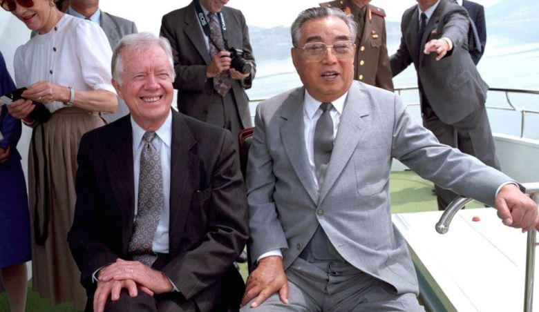 북한의 핵무기 개발에 미국이 제동을 걸고 나서며 한반도에 전운이 감돌던 1994년 6월 평양을 방문한 지미 카터 전 미국 대통령(왼쪽)이 대동강을 운항하는 유람선 위에서 김일성 당시 북한 주석과 대화하고 있다. 두 사람의 회동에서 남북 정상회담 개최 합의가 이뤄졌으나 김일성이 회담을 불과 17일 앞두고 심근경색으로 사망하며 불발에 그쳤다. 세계일보 자료사진