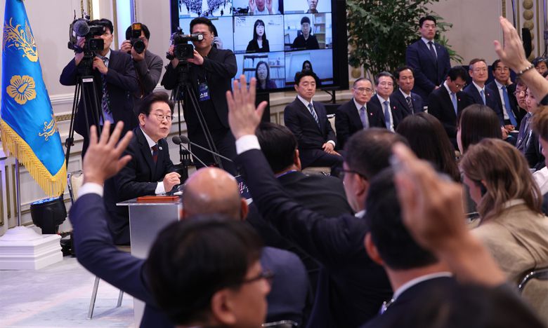 “저요, 저요” 질문 경쟁 이재명 대통령이 3일 청와대 영빈관에서 열린 취임 30일 기념 첫 공식 기자회견에서 질문할 취재진을 선택하고 있다. 남정탁 기자