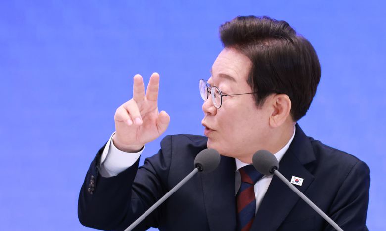 이재명 대통령이 3일 청와대 영빈관에서 열린 '대통령의 30일, 언론이 묻고 국민에게 답하다' 기자회견에서 출입기자들 질문에 답변하고 있다. 대통령실통신사진기자단