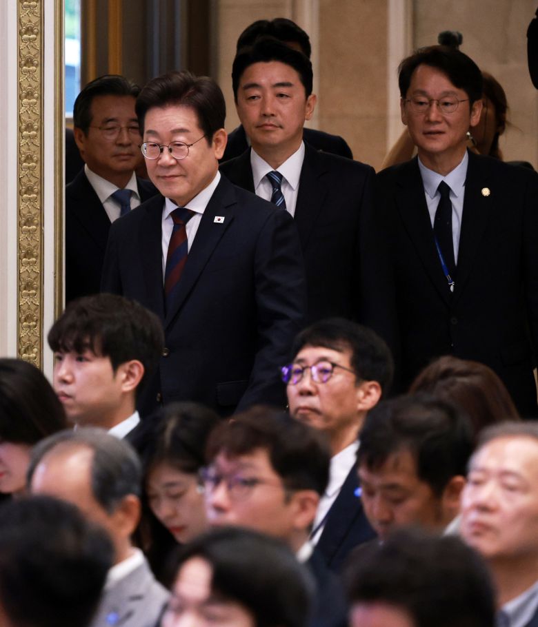 이재명 대통령이 3일 청와대 영빈관에서 열린 '대통령의 30일, 언론이 묻고 국민에게 답하다' 기자회견에 입장하고 있다. 뉴시스