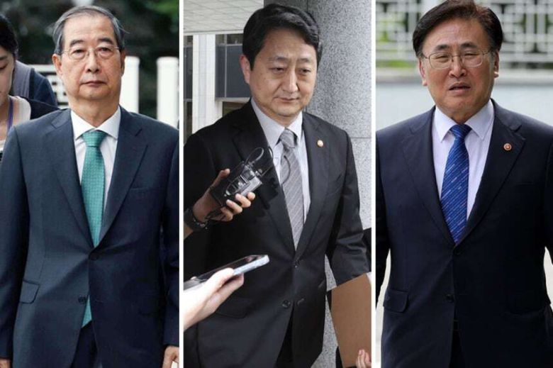 한덕수 전 국무총리(왼쪽부터)와 안덕근 산업통상자원부 장관, 유상임 과학기술정보통신부 장관이 2일 내란 특별검사팀 조사를 받기 위해 서울 서초구 서울고검 청사로 들어서고 있다. 이재문 기자·뉴시스