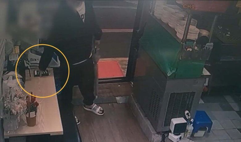 영세 음식점에서 주인 휴대전화 훔치는 A씨. 대전동부경찰서 제공