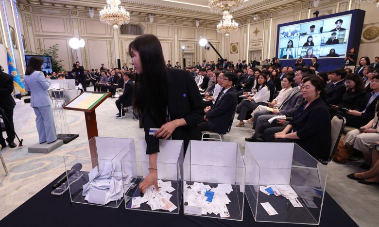 질문자 선정 명함 뽑기 대통령실 출입기자가 3일 청와대 영빈관에서 열린 이재명 대통령 취임 30일 기념 공식 기자회견에서 질문 기회를 받을 취재진을 선택하기 위해 명함을 뽑고 있다. 남정탁 기자