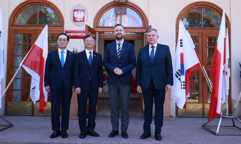 지난 2일 폴란드 바르샤바에서 열린 K-2 전차 2차 계약 확정 발표에서 폴란드 정부와 한국측 관계자들이 기념촬영을 하고 있다. 폴란드 국방부 제공