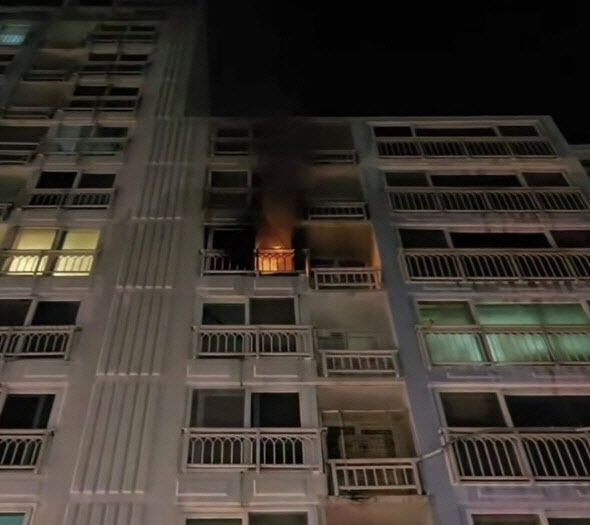 지난 2일 화재가 발생한 부산 기장군의 한 아파트 6층 모습. 뉴시스